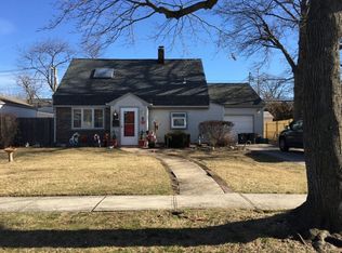 5 Oaktree Ln, Levittown, NY 11756