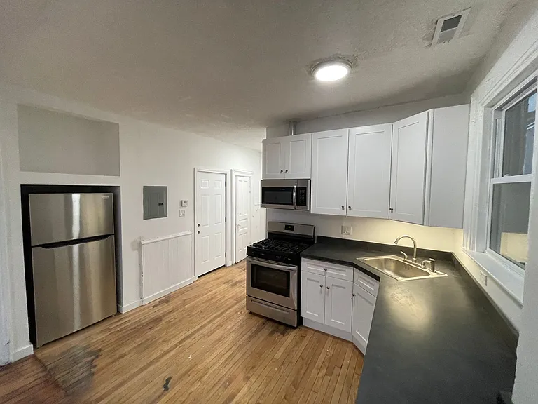 1450 W 18th St — Photo 9