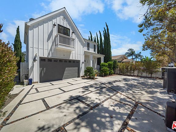 2nd image of 1058 S Plymouth Blvd