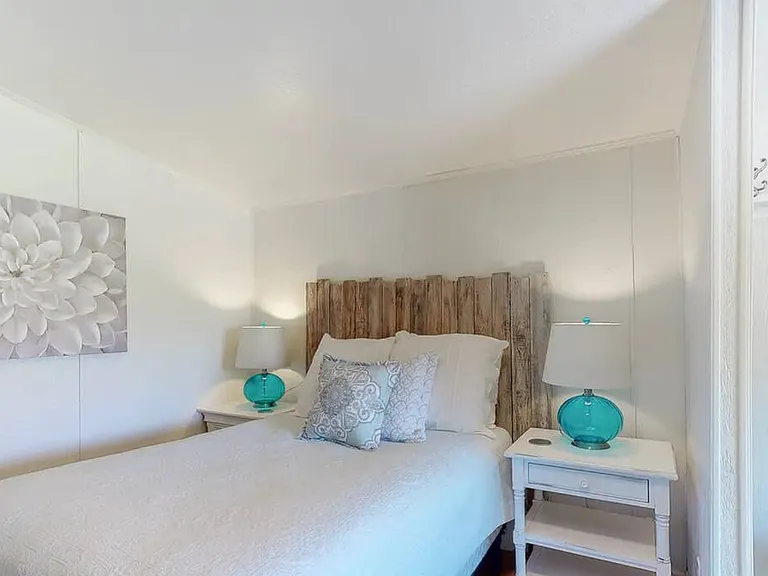 2400 Washington St — Photo 15