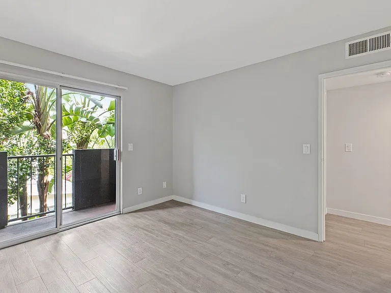 810 Crenshaw — Photo 18