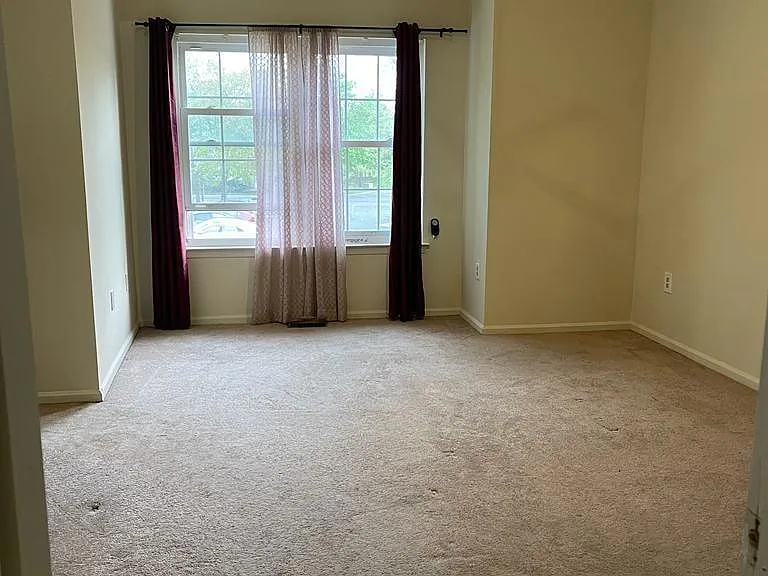 9 Carrie Ct — Photo 2