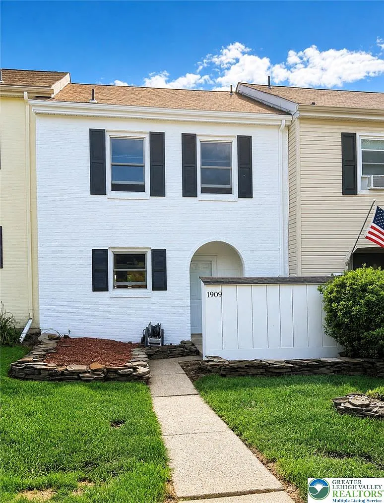 3 bed, 2.5 bath, 1685 sqft, $2,300 — Photo 1