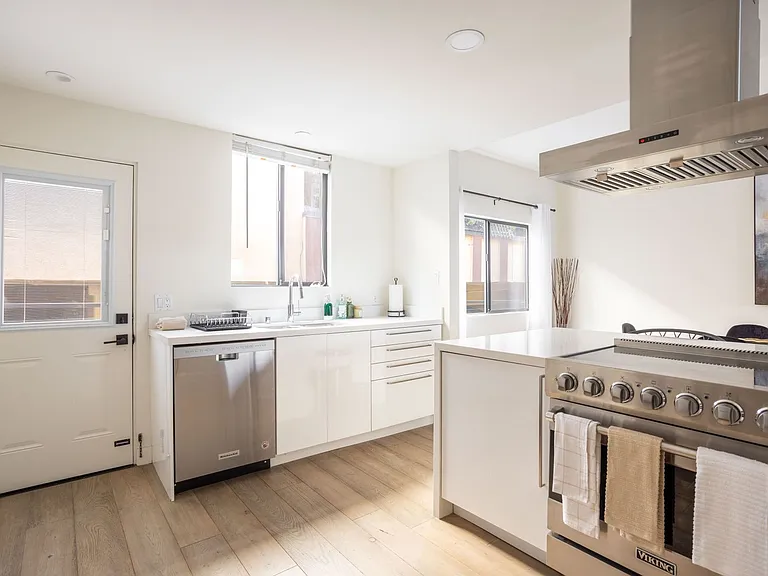1823 N Fuller Ave — Photo 8