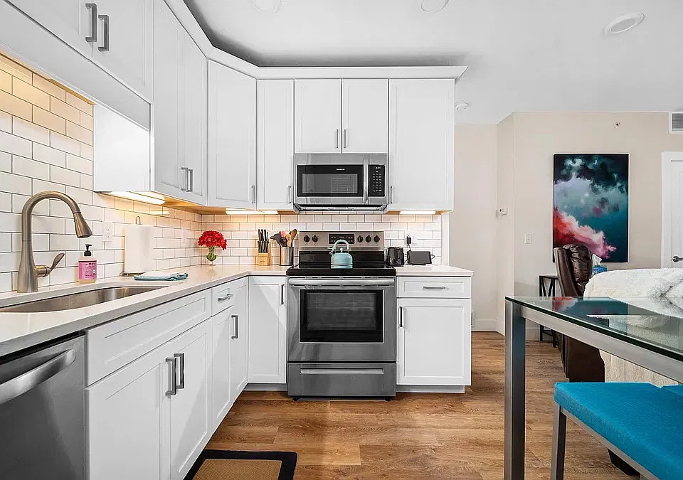 135 E 8th St #3
