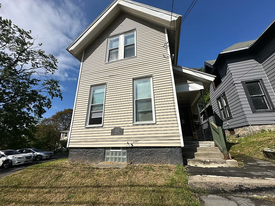 303 Oak St #2