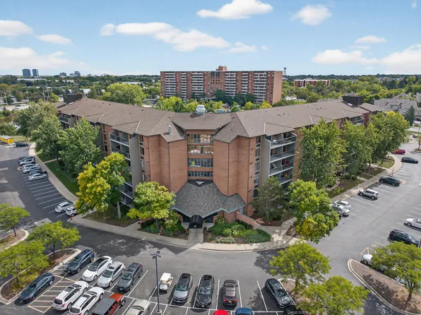 75 Kristin Cir APT 503, Schaumburg, IL 60195