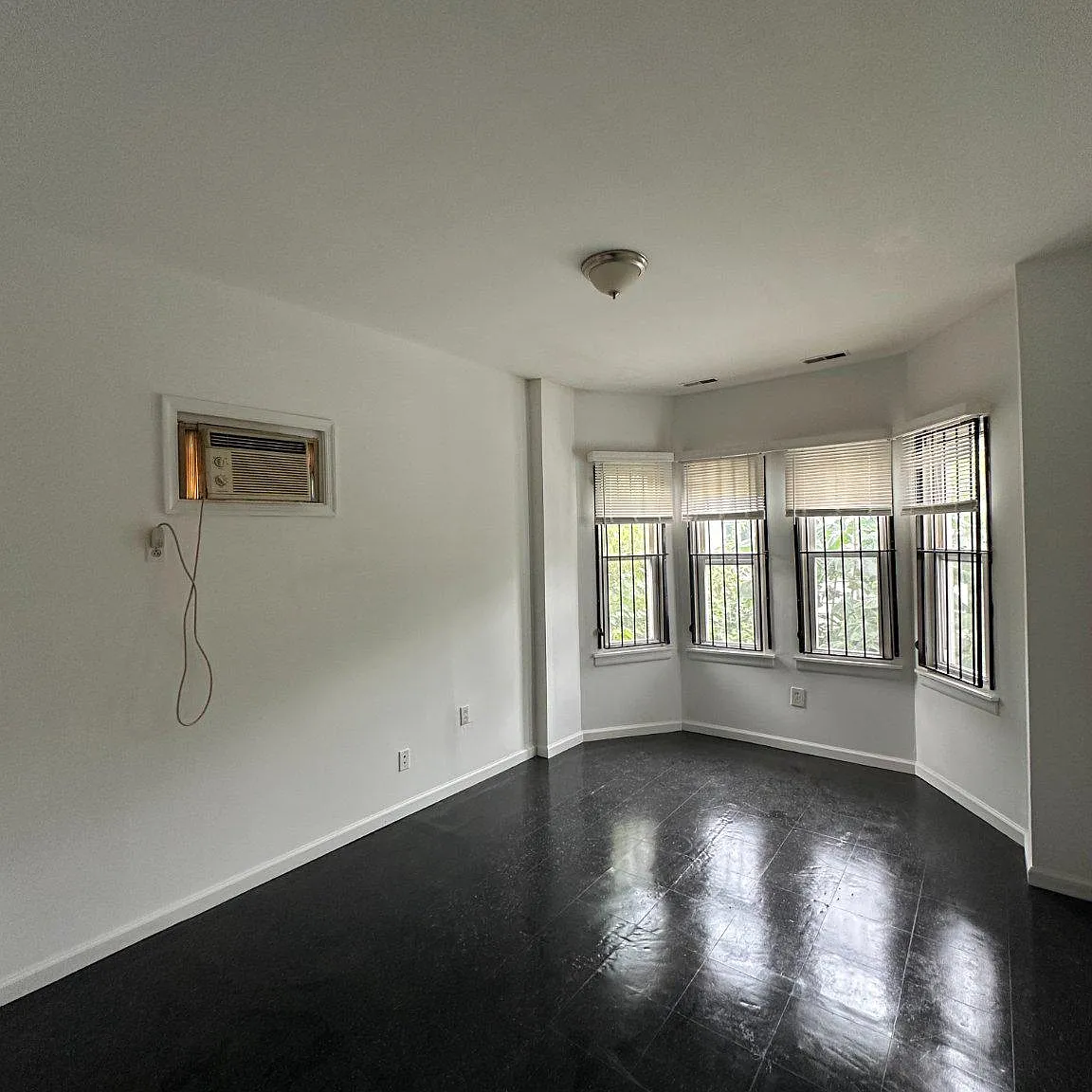 3 bed, 1.0 bath, 1000 sqft, $1,600 — Photo 3