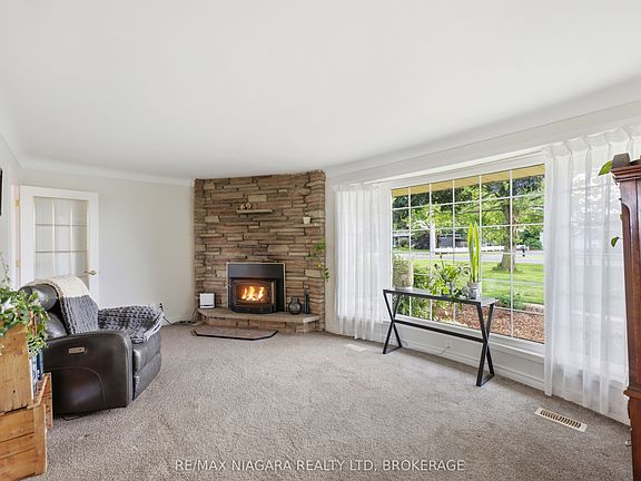 5th image of 1042 Lakeshore Rd W
