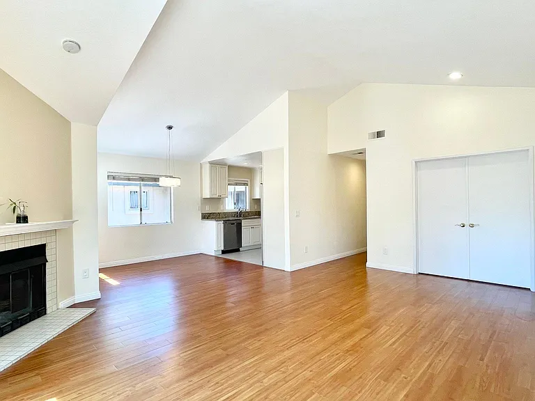 11321 Avenida De Los Lobos #D — Photo 10