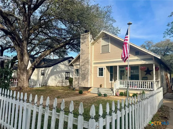 802 Hudgins St, Smithville, TX 78957