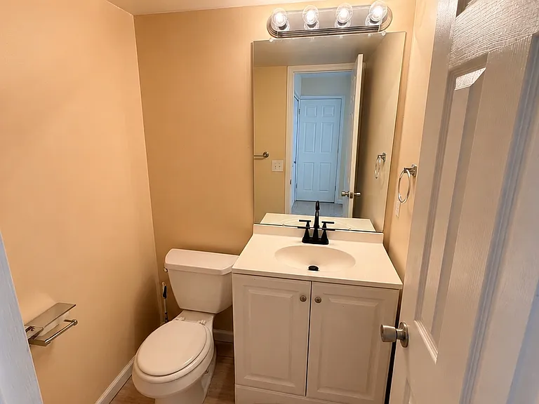 1609 S Ivory Cir #B — Photo 4