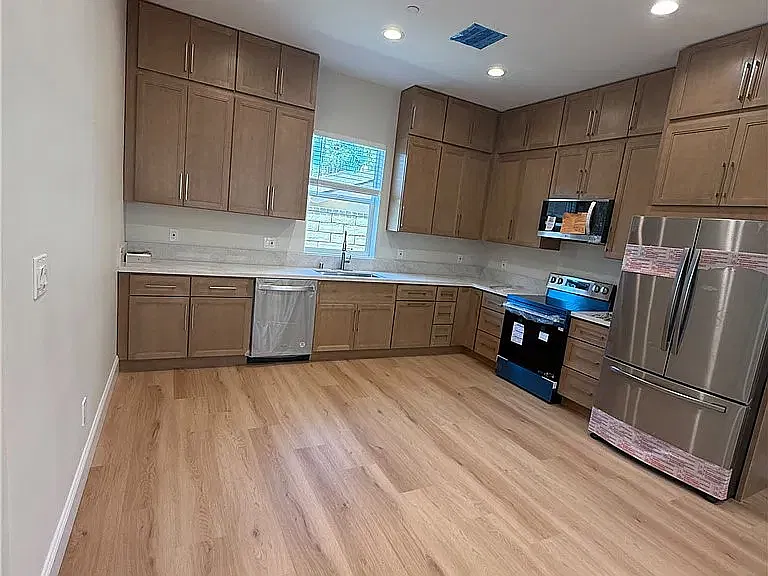 3 bed, 1180 sqft, $3,395 — Photo 2