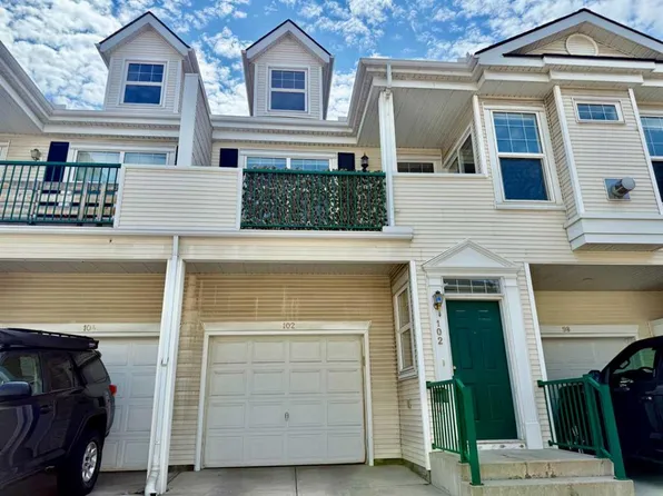 102 NW Prestwick Gdns SE, Calgary, AB T2Z 3V4