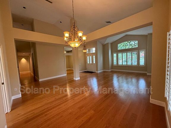 5th image of 685 Hillcrest Cir