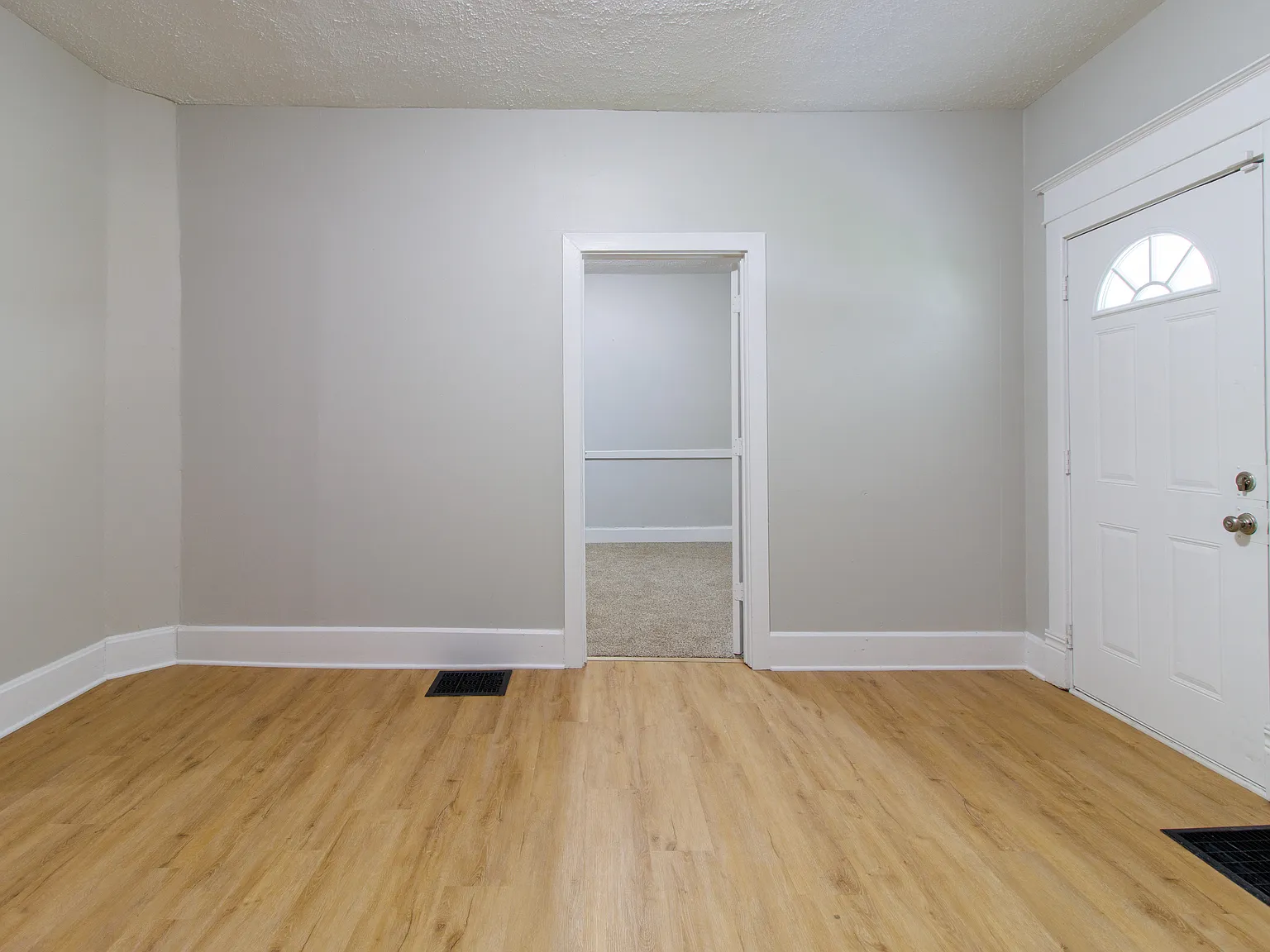 3 bed, 1.0 bath, 1560 sqft, $1,800 — Photo 2