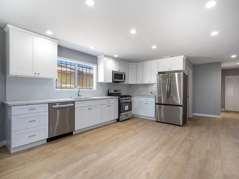 1049 W 62nd St — Photo 10