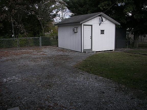 Workshop w/air compressor lines ran to garage