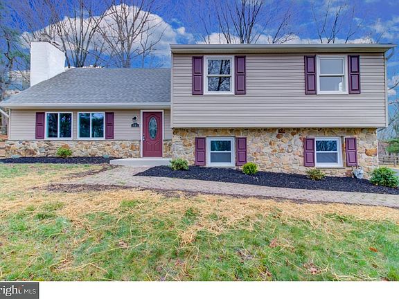 2nd image of 32 Beacon Dr W