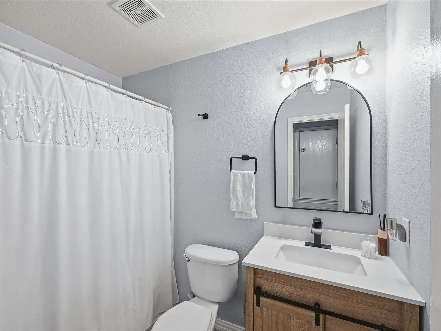 6 bed, 3.0 bath, 3206 sqft, $2,500 — Photo 3