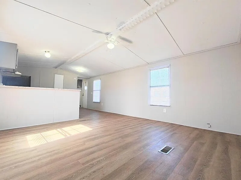 2 bed, 1.0 bath, $895 — Photo 2