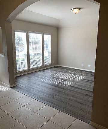 3rd image of 1944 Oak Gln