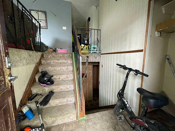 3rd image of 1020 E 1st St W