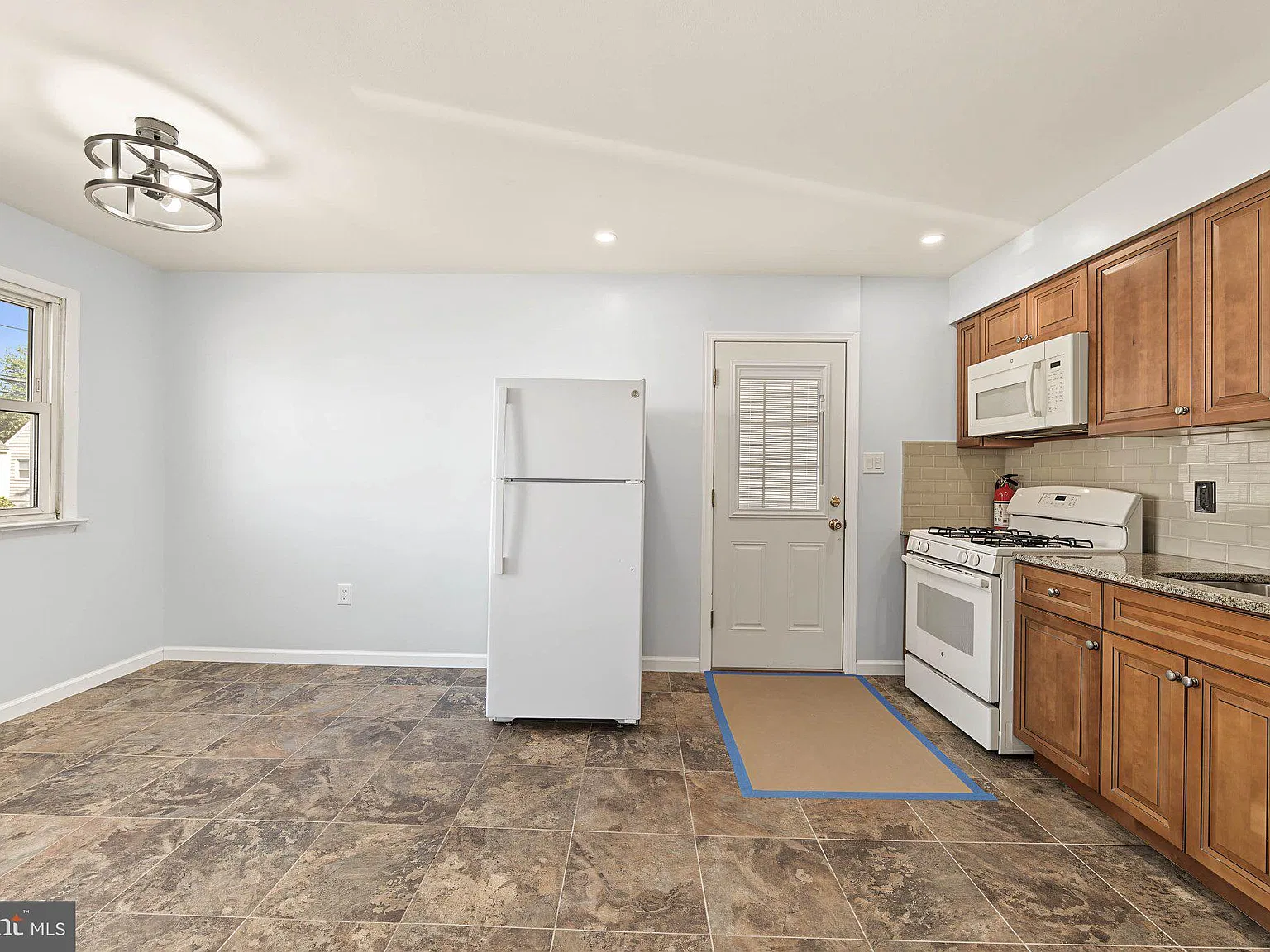 4 bed, 1.0 bath, 1322 sqft, $2,900 — Photo 4