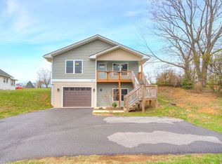 1060 Montgomery St, Christiansburg, VA 24073