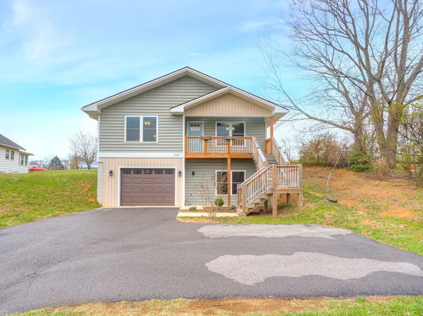 1060 Montgomery St, Christiansburg, VA 24073