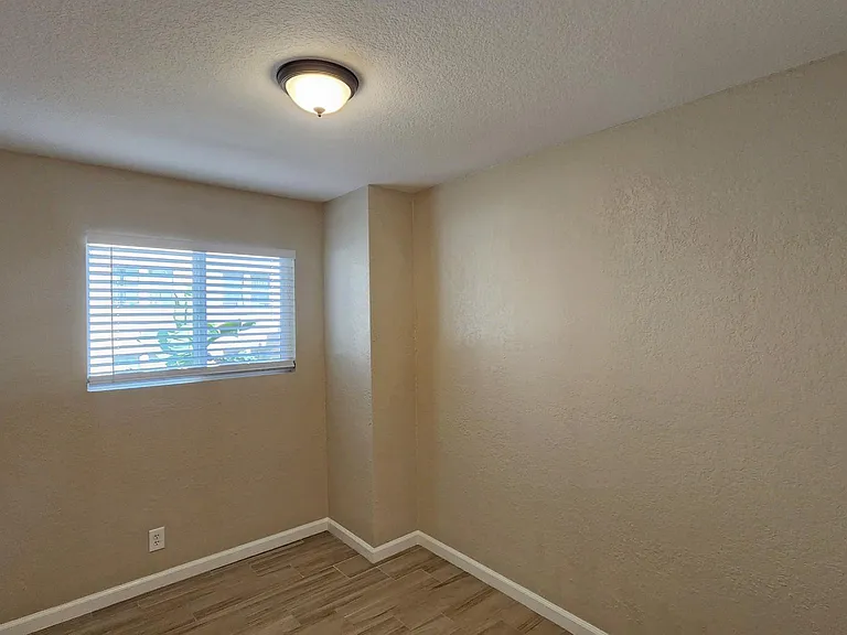 2222 I St #13 — Photo 24