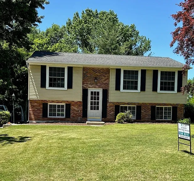 7102 Crystal Ct — Photo 1