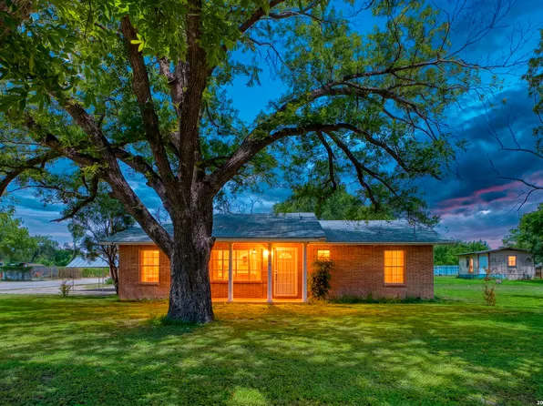300 S FARRAR, Uvalde, TX 78801