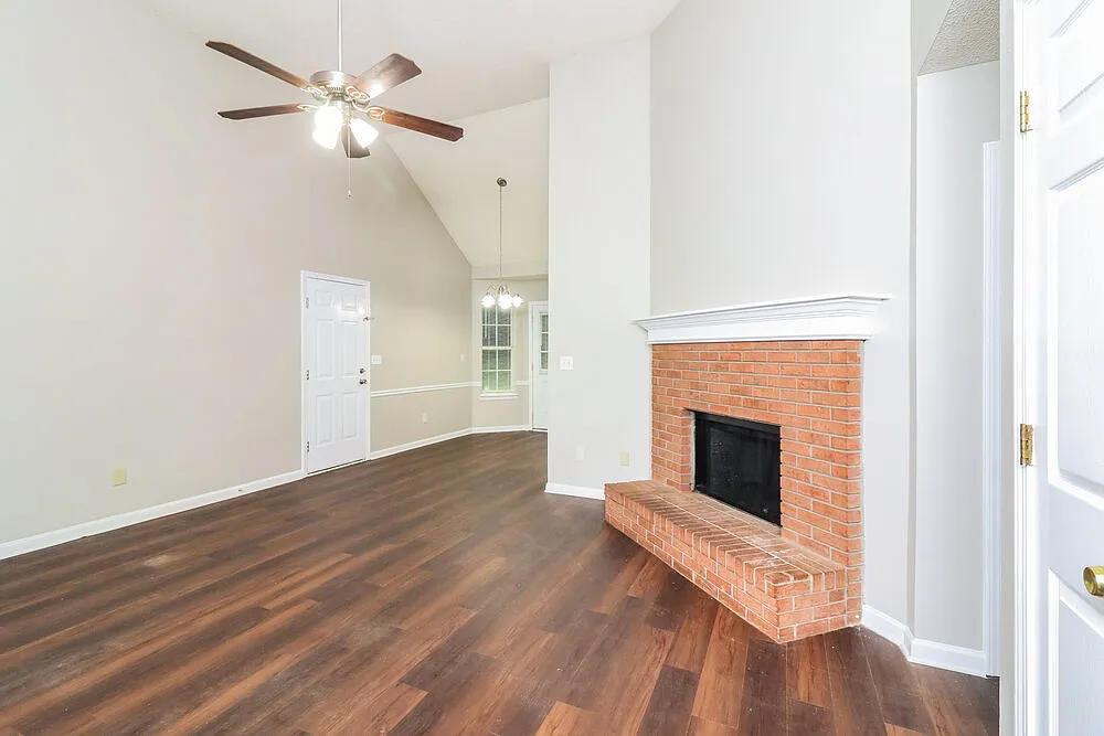 3 bed, 2.0 bath, 1152 sqft, $2,430 — Photo 4