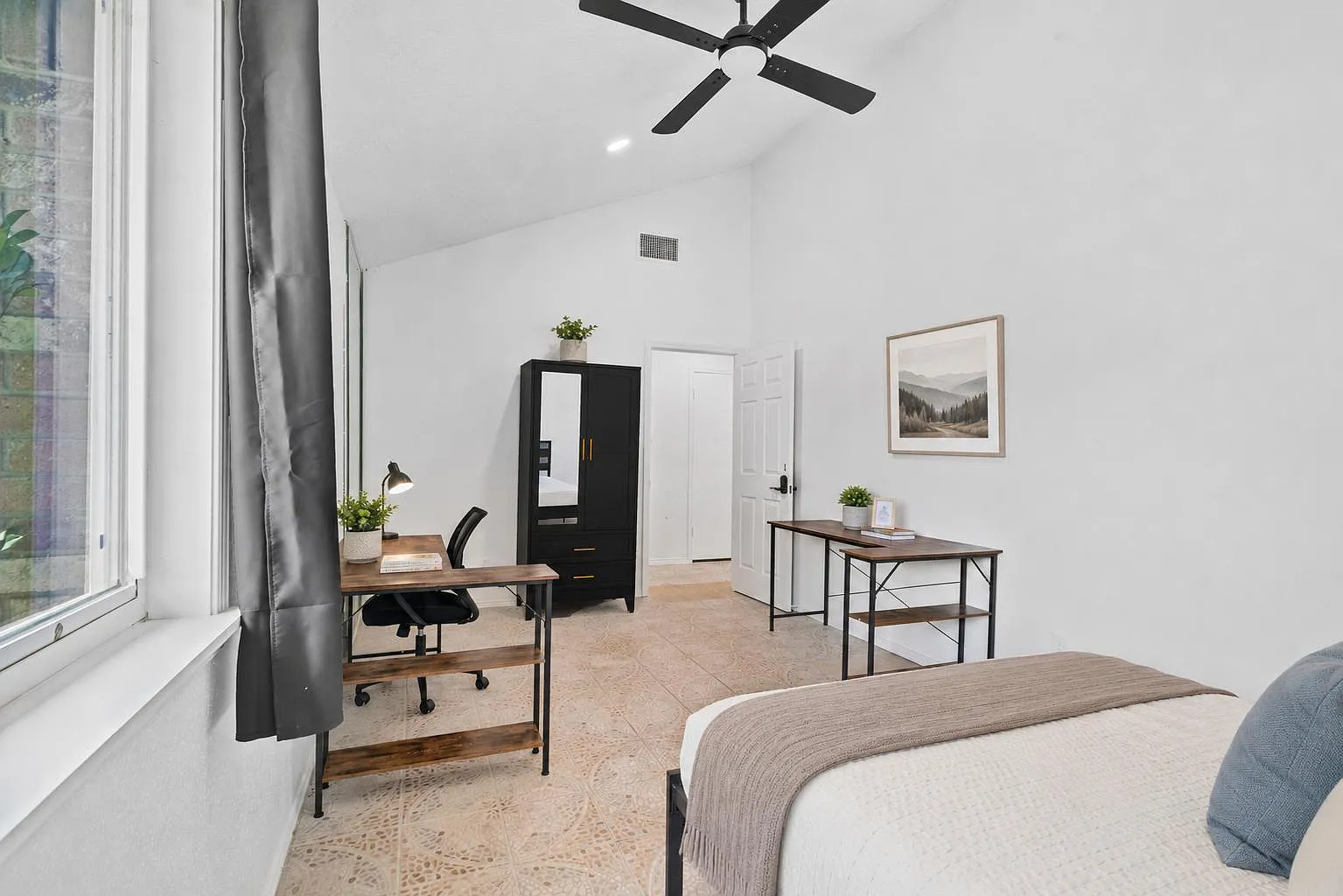 4 bed, 2.0 bath, 2200 sqft, $789 — Photo 2