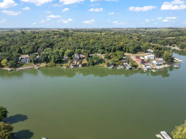 8364 Lakeshore Dr, Dexter, IA 50070