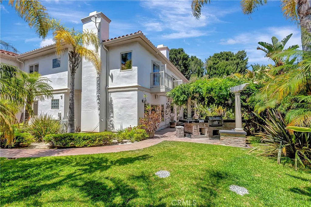 4 bed, 4.5 bath, 4762 sqft, $10,500 — Photo 4