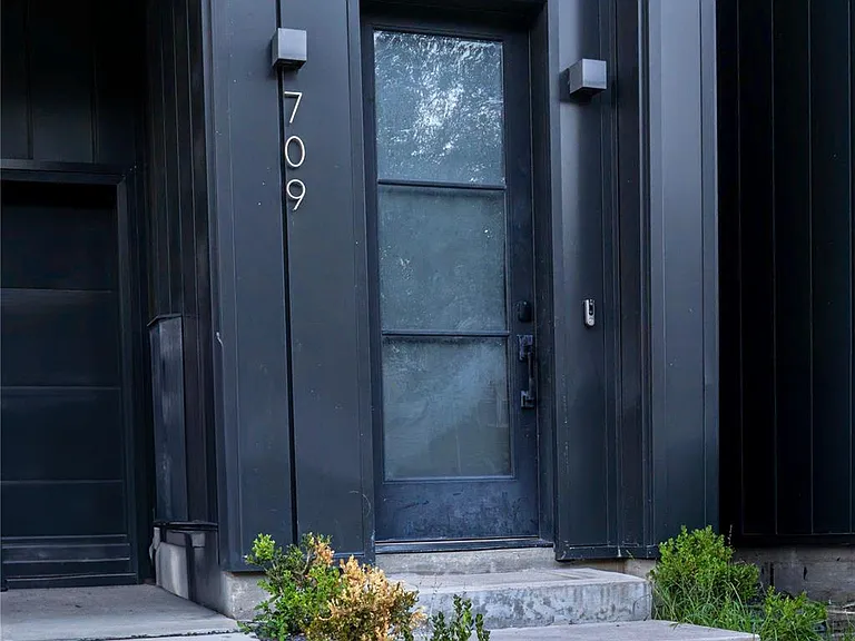 709 Memorial Heights Dr — Photo 3