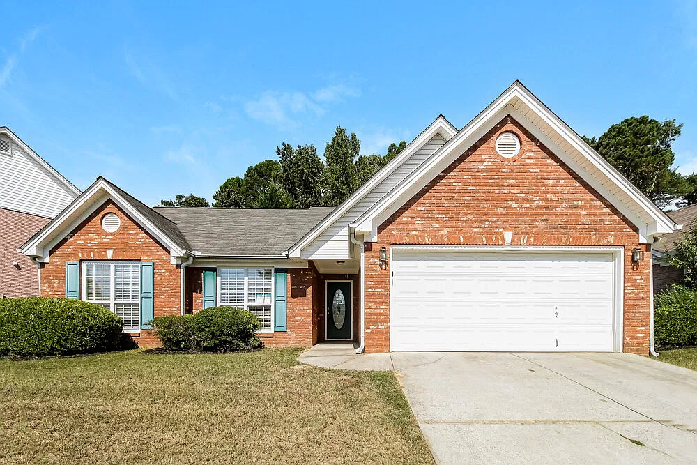 3 bed, 2.0 bath, 1818 sqft, $2,215 — Photo 1