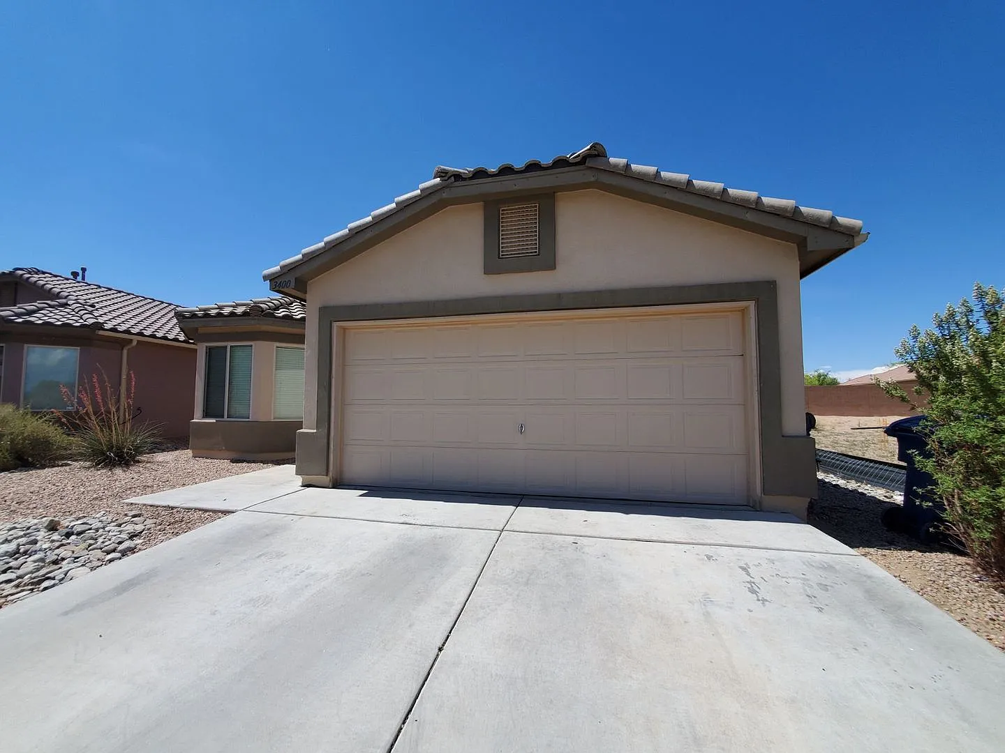 Cute 3 bed 2 bath in Huning Ranch Vinyl plank flooring throughout! — Photo 1