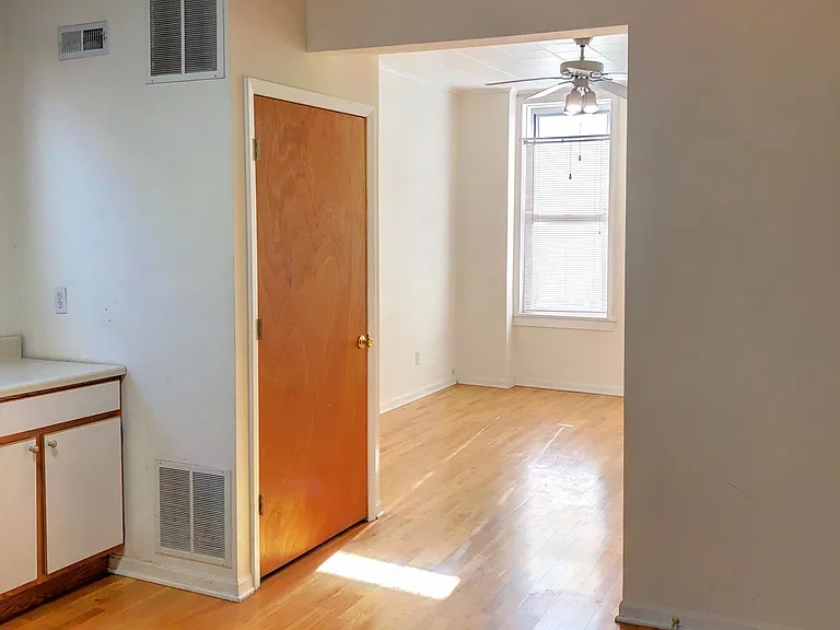 1037 N Wood St #3F — Photo 5