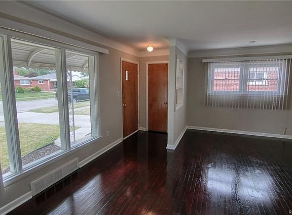 5th image of 19311 Florence St