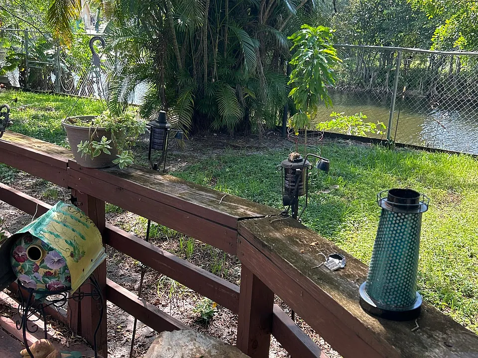 Large Woodsy Private retreat backyard nature lovers dream 
Waterfront with nature sounds of birds etc 
Sanctuary retreat with hot tub available in October