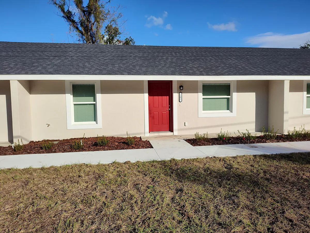 102 (Middle, Unit 2 of Triplex) - 104 Forest St