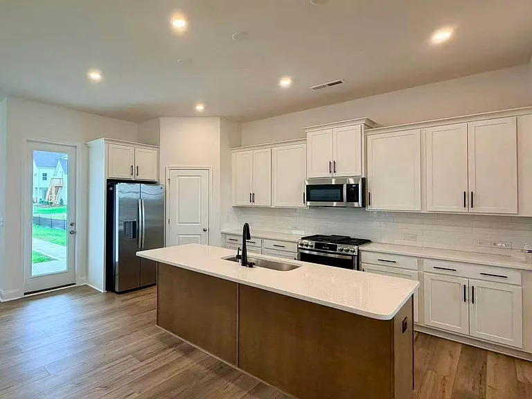 6117 Daisy Dale Dr — Photo 5