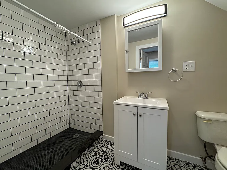202 Saratoga St #1 — Photo 4