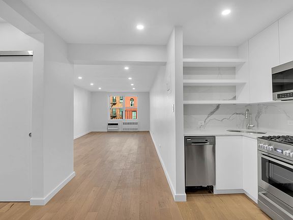 5th image of 165 Christopher St APT 4M