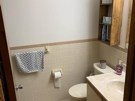 5th image of 711 Country Ln APT B