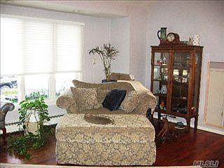 3rd image of 7 Munson Ct