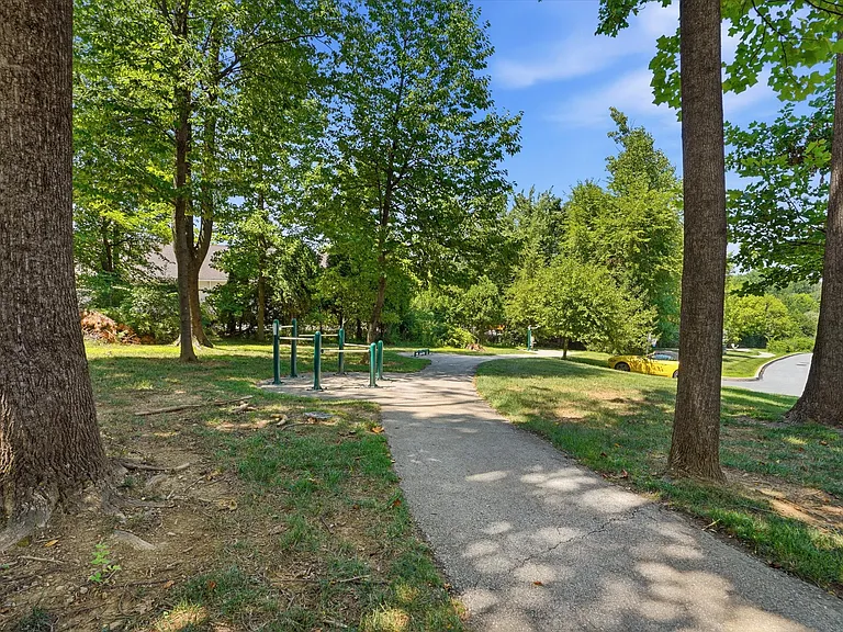 160 Shilling Ave — Photo 31